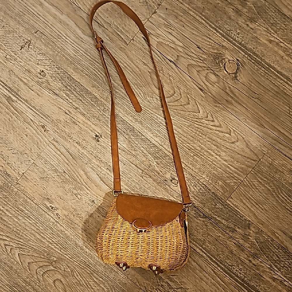 Elegant Tan Woven Crossbody Bag